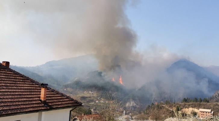 Najteža situacija u Ovčarima, požar zahvatio borovu šumu