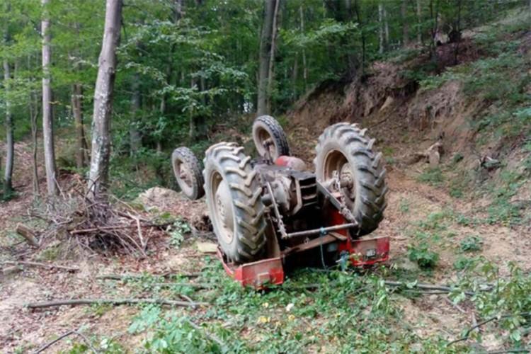 Dobojlija poginuo u prevrtanju traktora