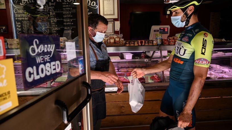 Biciklista dostavlja namirnice građanima kako bi ostao u formi