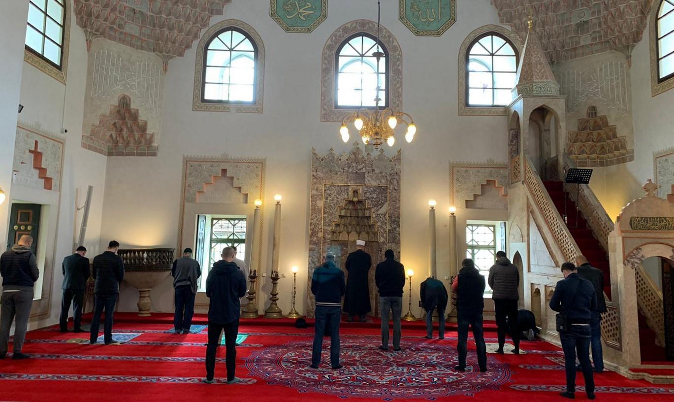 Vjernici se vratili u džamije - Avaz