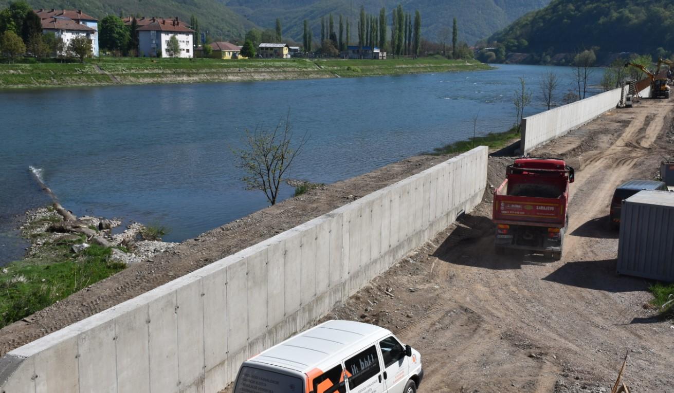 Građani nezadovoljni što izgradnja betonskog zida u naselju Luka neće biti zaustavljena