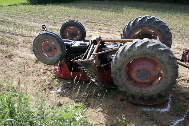Vozač poginuo u prevrtanju traktora