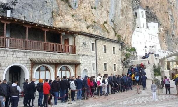 Vjernici SPC se okupili ispred manastira Ostrog