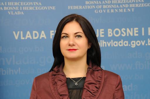 Edita Kalajdžić je moćna službenica Vlade FBiH, bliska i Novaliću i Sarajliću