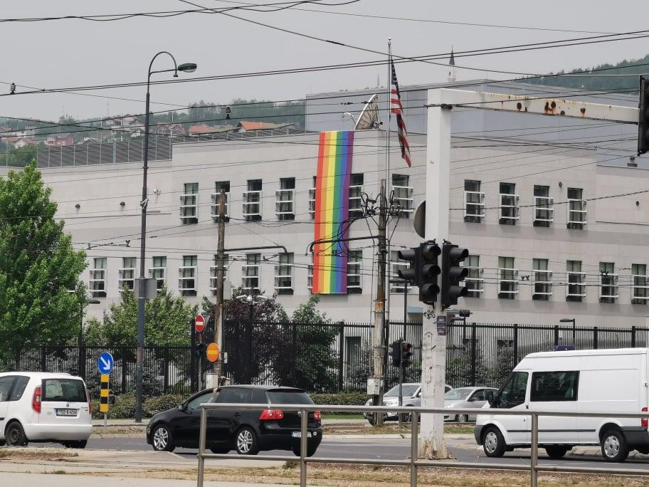 Američka ambasada u Sarajevu Zastavom duginih boja obilježava Međunarodni dan borbe protiv homofobije i transfobije
