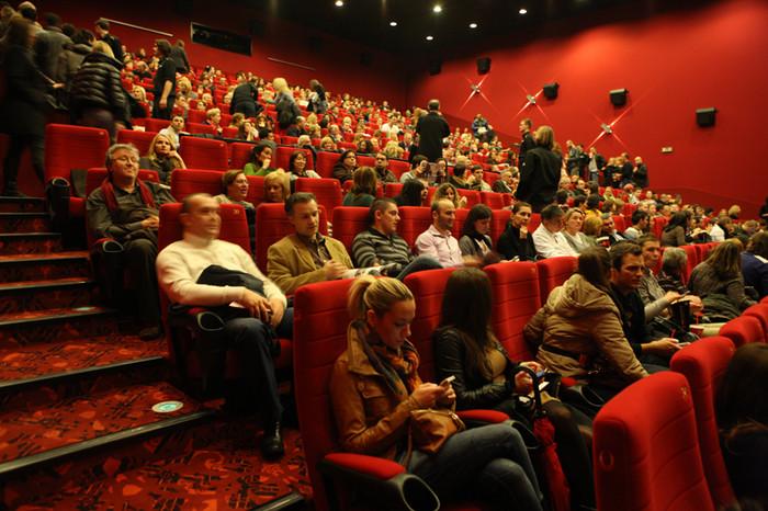 Danas se otvaraju kina i pozorišta, evo kako će se morati sjediti