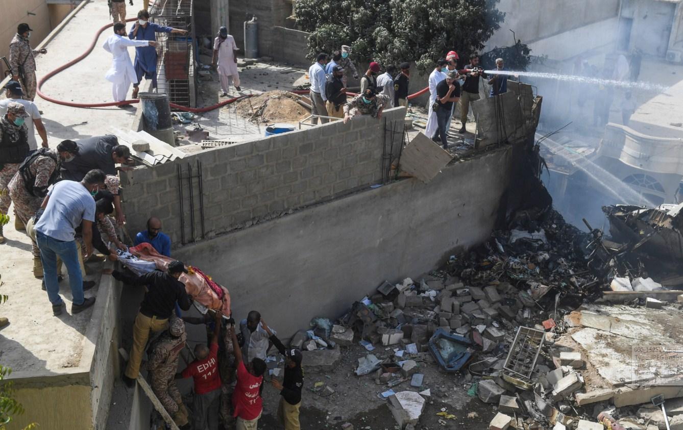 Uznemirujući snimci dolaze iz Karačija nakon pada aviona usred naselja