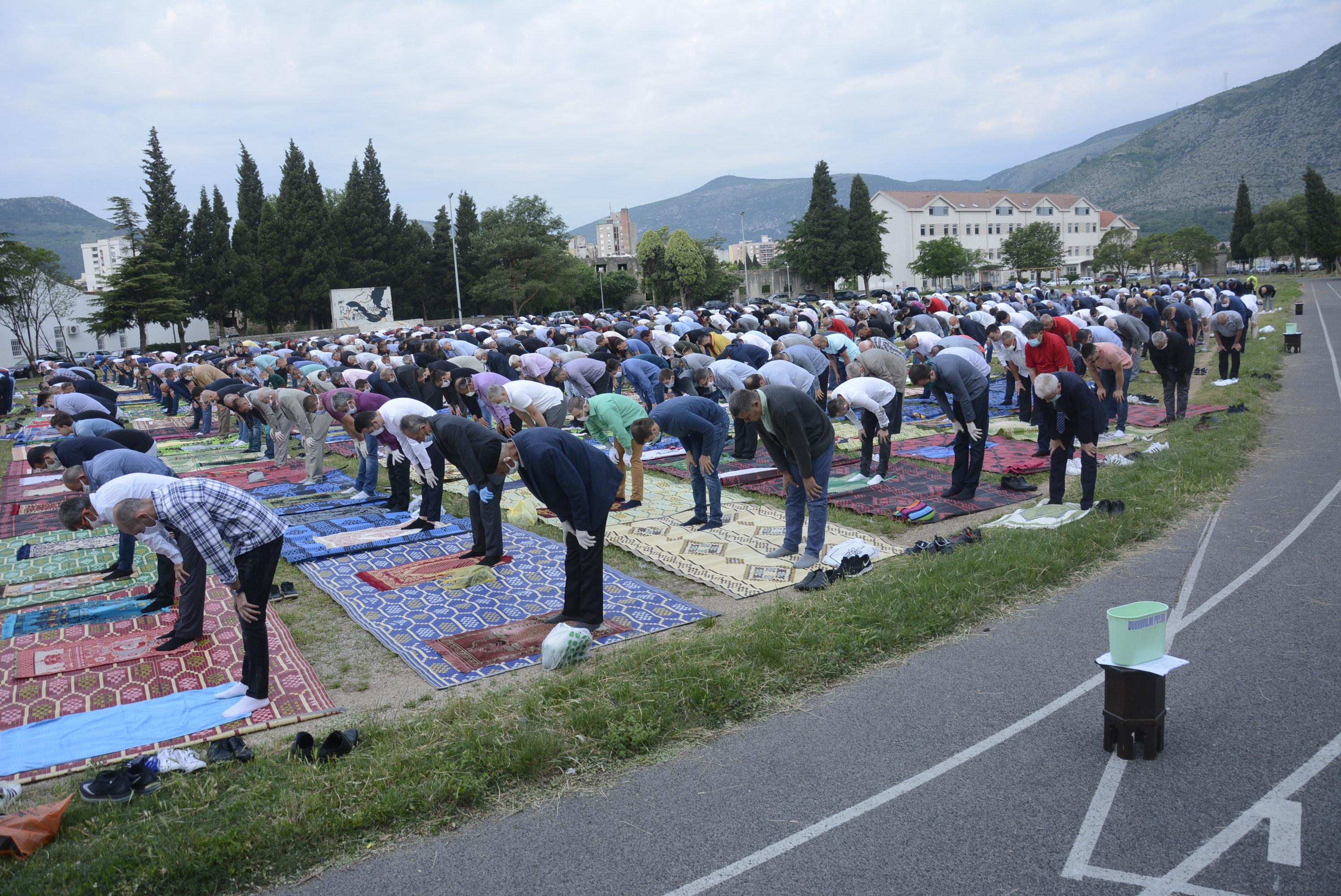 Veliki broj vjernika klanjao bajram-namaz na stadionu "Midhat Hujdur Hujka" u Mostaru