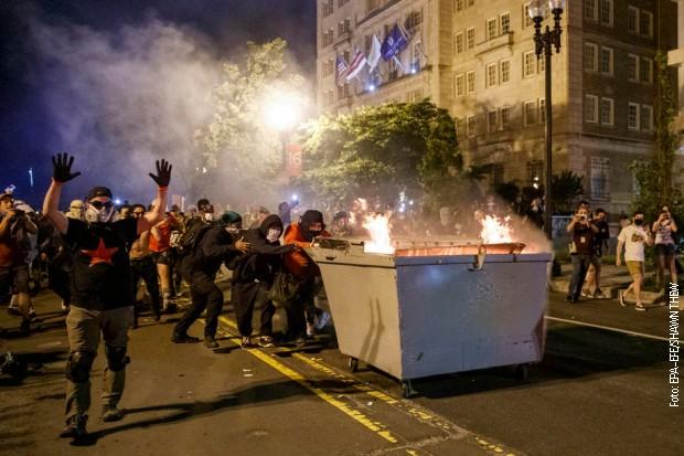 Demonstranti guraju zapaljen kontejner na policiju - Avaz