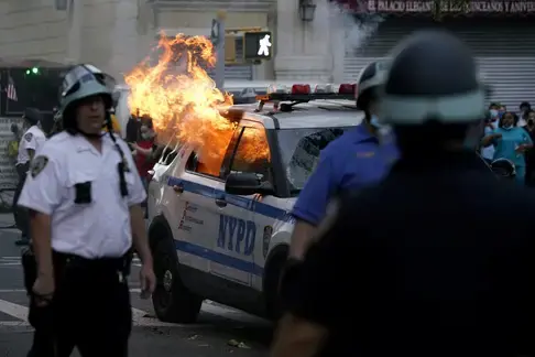 Zapaljena policijska vozila - Avaz