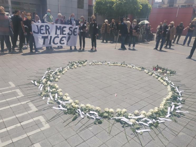 U Prijedoru obilježen Dan bijelih traka: Položene 102 ruže sa imenima ubijene djece