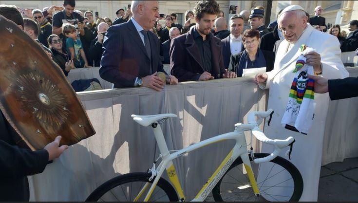 Papa Franjo s biciklom koji je darovao - Avaz
