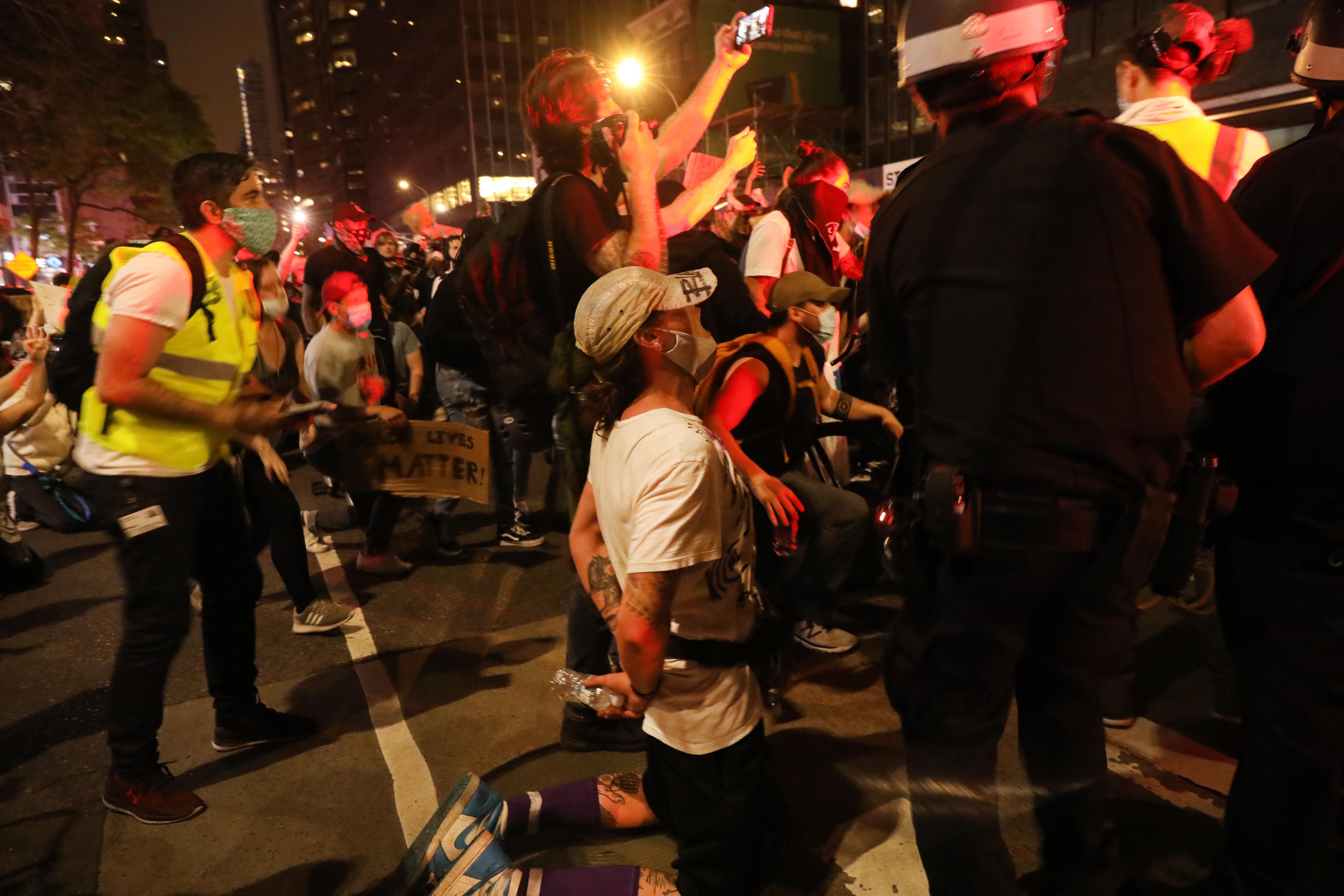 Stotine hiljada demonstranata širom SAD, u Njujorku se sukobili s policijom
