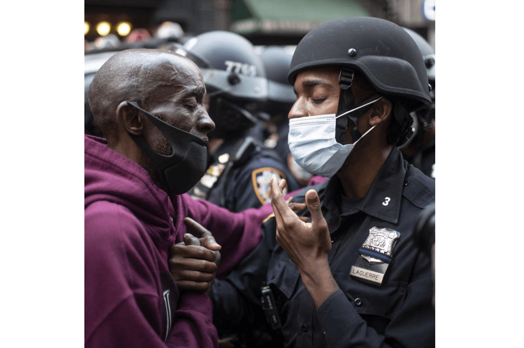 Fotografije od kojih zastaje dah: Demostrant i policajka drže se za ruke tokom skupa solidarnosti zbog smrti Džordža Flojda