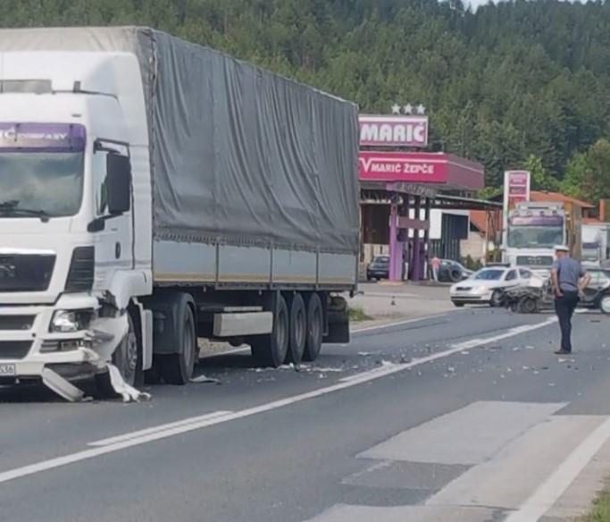 S lica mjesta: Tri vozila učestvovala u nesreći - Avaz