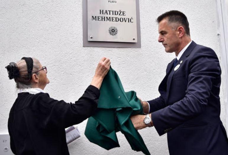 „Srebreničke majke“ i „Žene Srebrenice“ gradonačelniku Novog Pazara dodijelile Plaketu zahvalnosti
