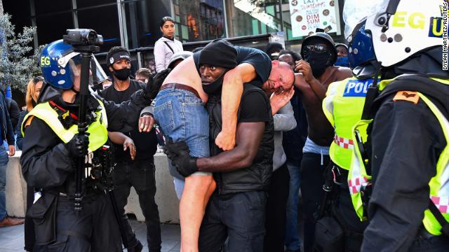 Fotografija obišla svijet: Crnac spasio ulutradesničara tokom protesta