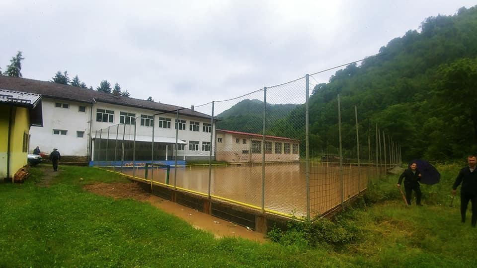 U Kladnju proglašeno stanje prirodne nesreće, bujica prijeti da poplavi školu u Stuparima