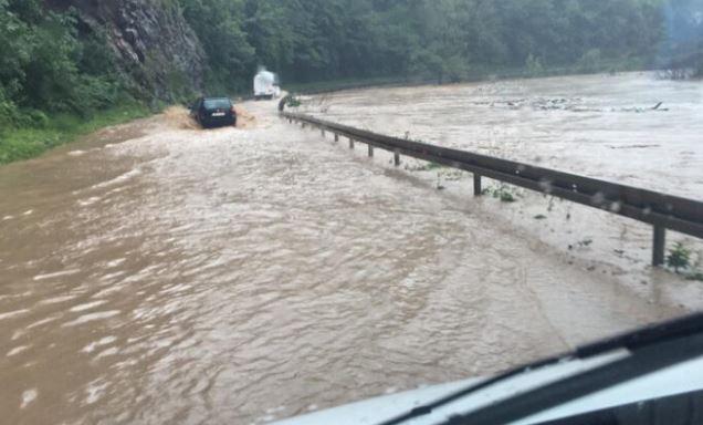 Prekid saobraćaja na putu Zvornik - Vlasenica: Drinjača poplavila cestu podno Kušlata