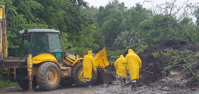 "Avaz" na klizištu u Kladnju: Radnici uklanjaju kamenje i blato s ceste