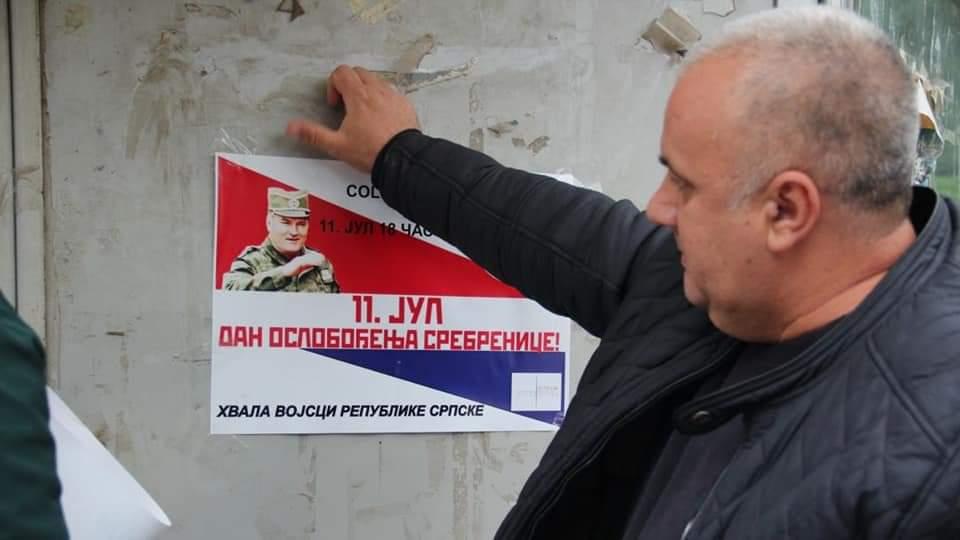 Na ulicama Srebrenice plakati s likom ratnog zločinca Ratka Mladića