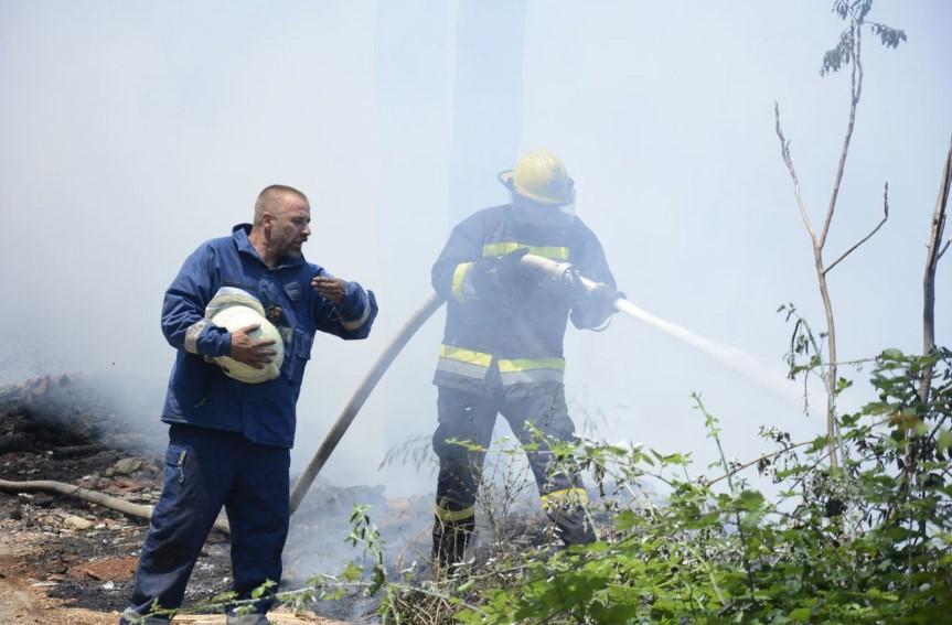 Palili gume na Brkanovom brdu: Vatrogasci se bore sa vatrom