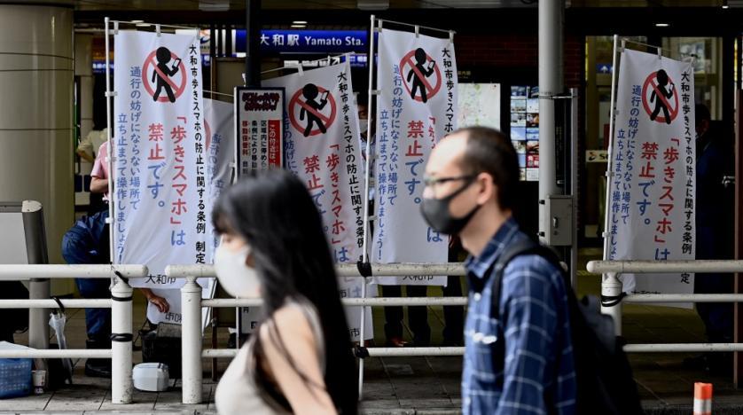 Japanski grad zabranio hodanje i gledanje u mobitel u isto vrijeme
