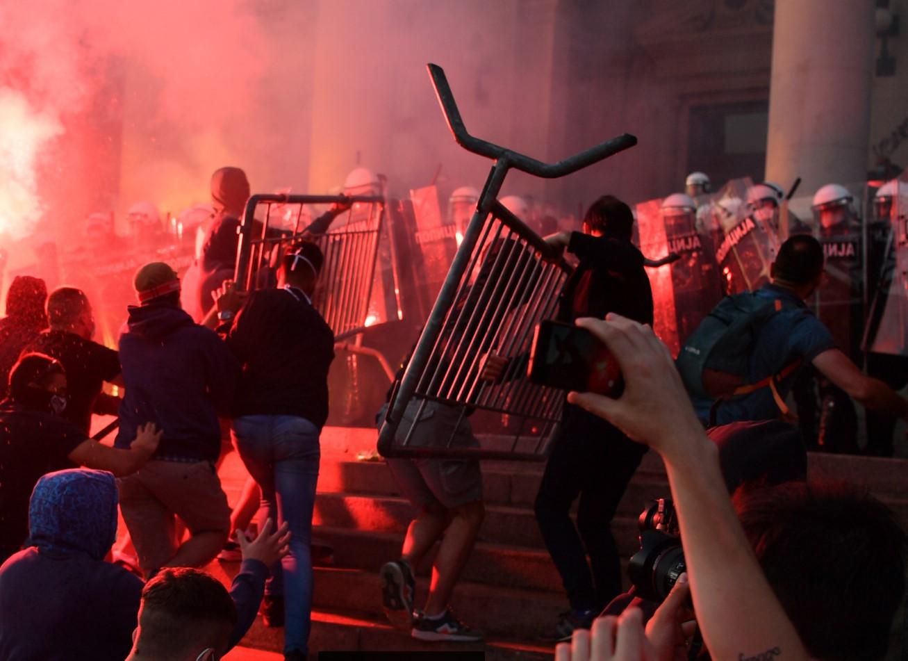 Neredi u Beogradu: Policija nakon višesatnih sukoba rastjerala demonstranate