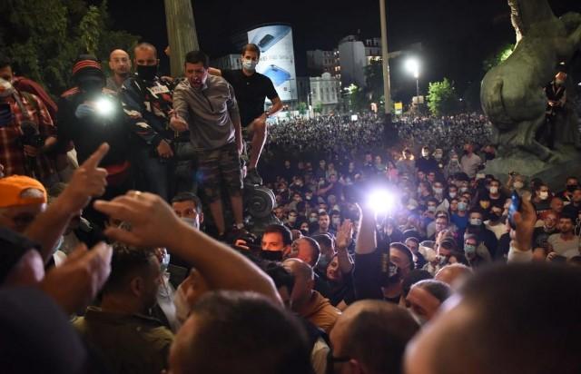 Druga strana nereda u Beogradu: Demonstranti nosili križeve i ikone, kleknuli pred policijajce oni ih zaobišli