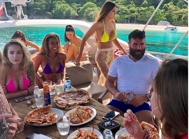 Kralj Instagrama stigao na Jadran, na luksuznoj jahti uživa s gomilom golišavih djevojaka