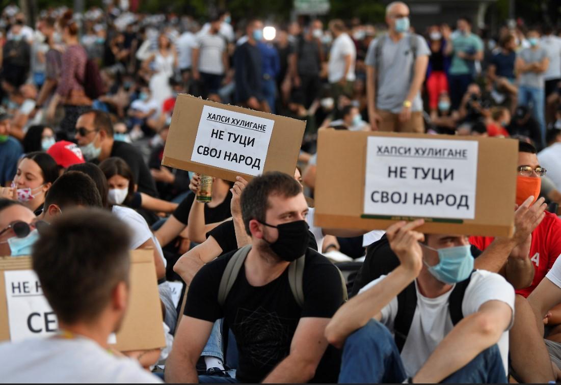 Uživo / Treći dan protesta u Beogradu: Demonstranti najurili desničarsku grupu