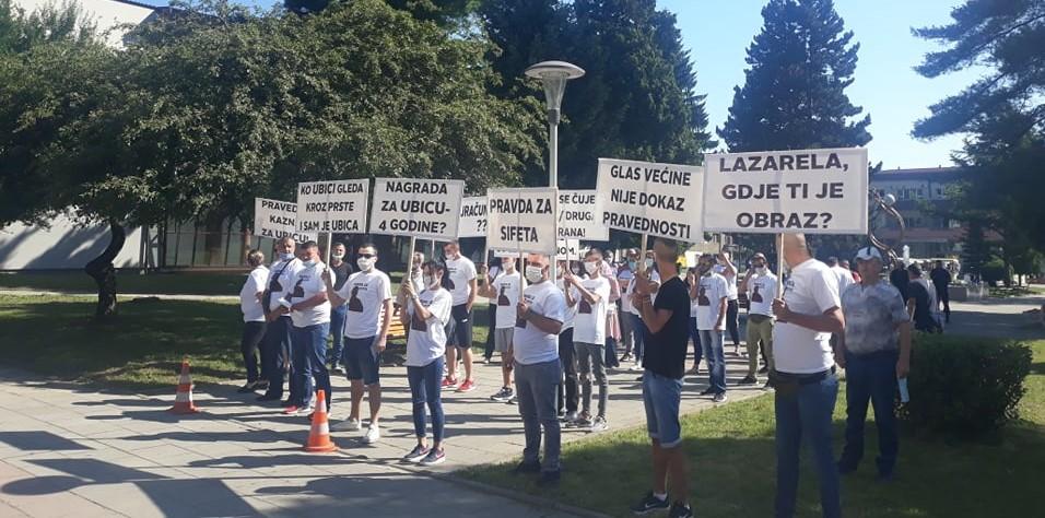 Mirni protesti ispred Kantonalnog suda u Novom Travniku