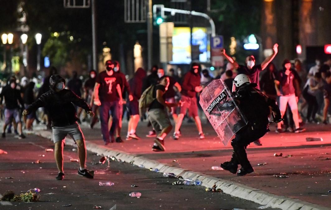 Uživo / Nemiri u Beogradu: Policija potisnula demonstrante od Skupštine