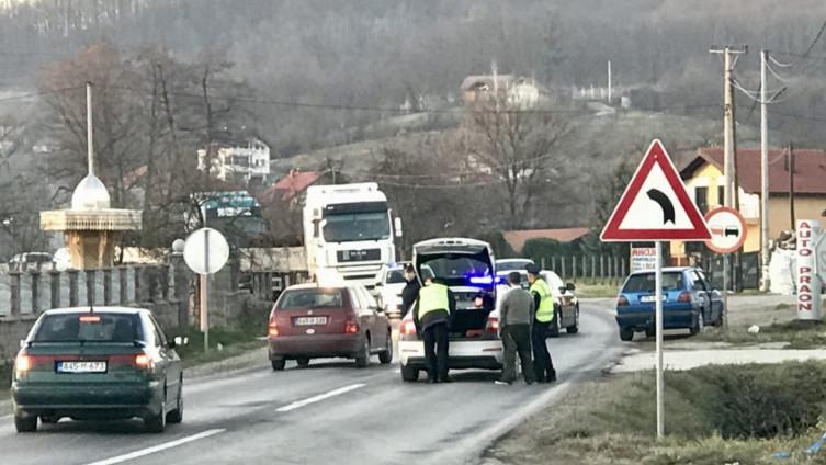 Detalji napada u Gračanici: Policajca napao i posjekao kosom, prije toga pobjegao vozilom