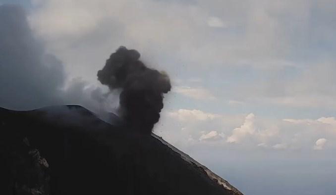 Proradio vulkan u Italiji, izbacuje užarene stijene
