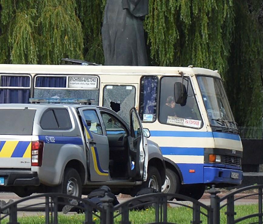 Talačka kriza u Ukrajini: Muškarac naoružan eksplozivom zarobio putnike autobusa