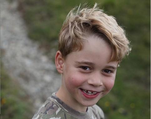 Princ Džordž:  Budući kralj otkriva tipični osmijeh sedmogodišnjaka - Avaz
