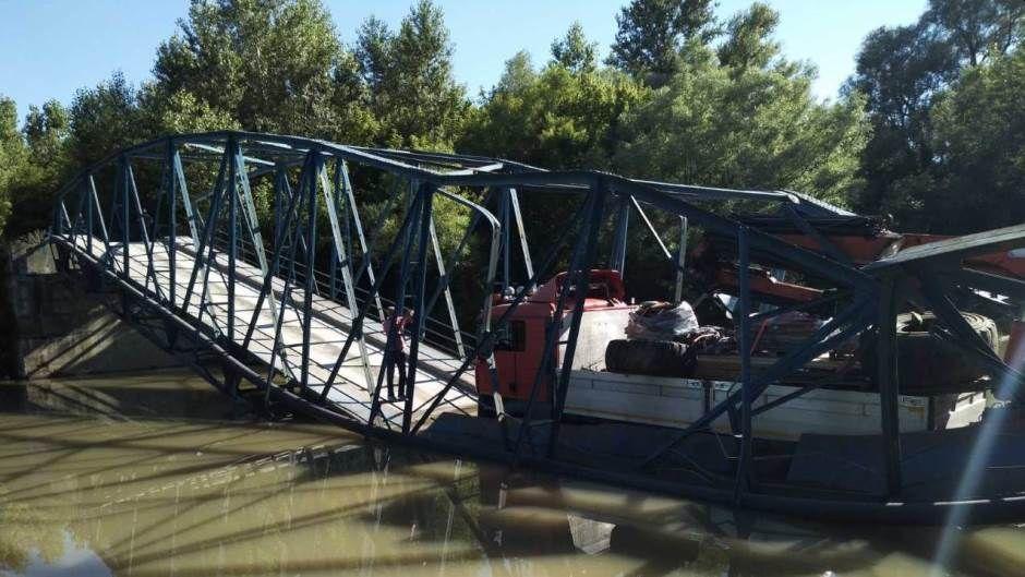 Čelični most se obrušio u Kolubaru skupa sa kamionom zbog prevelikog tereta