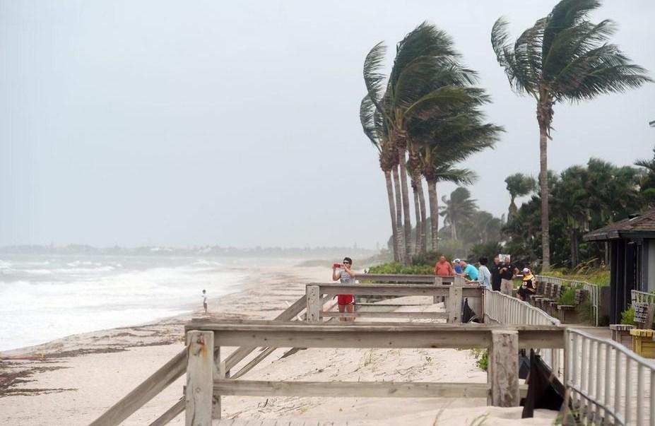 "Isajas" je po snazi prešao u tropsku oluju kada je pogodio karipska ostrva - Avaz