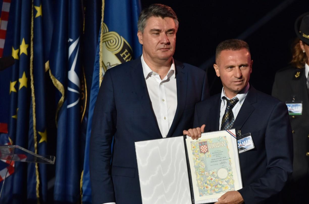 Zoran Milanović odlikovao Zlatana Miju Jelića, koji je optužen za ratne zločine u BiH