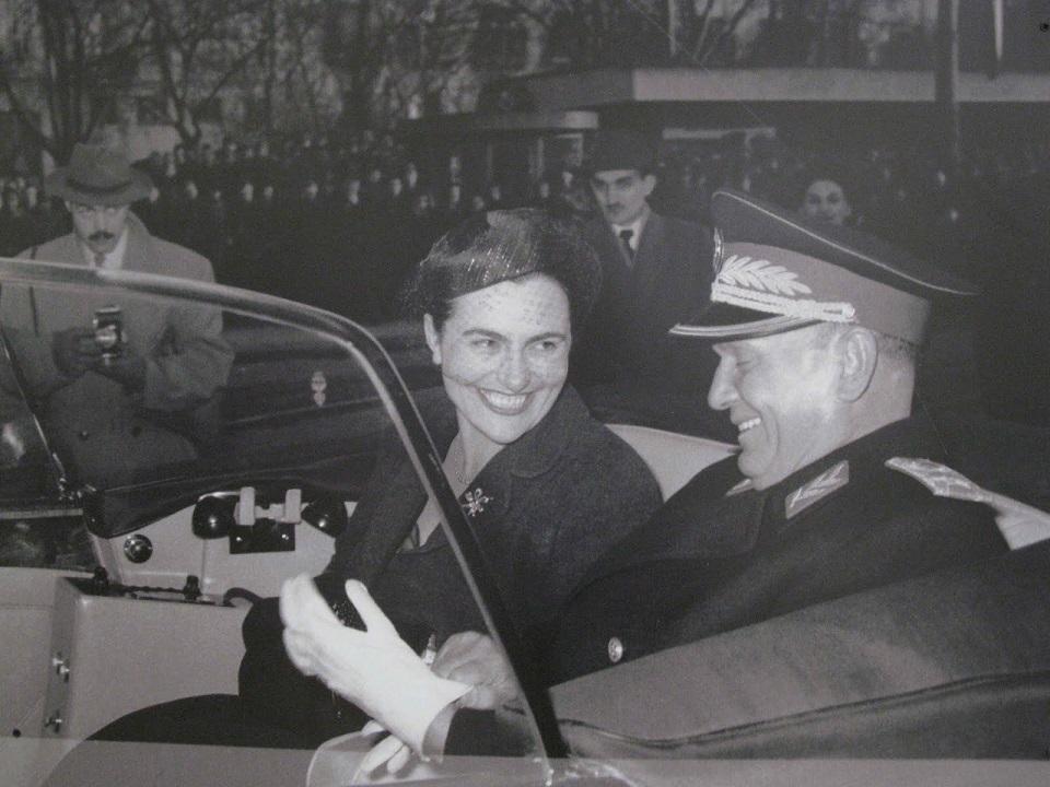 U knjizi je, recimo, detaljno elaborirana navodna ljubavno politička veza Jovanke Broz i generala Đoke Jovanića - Avaz