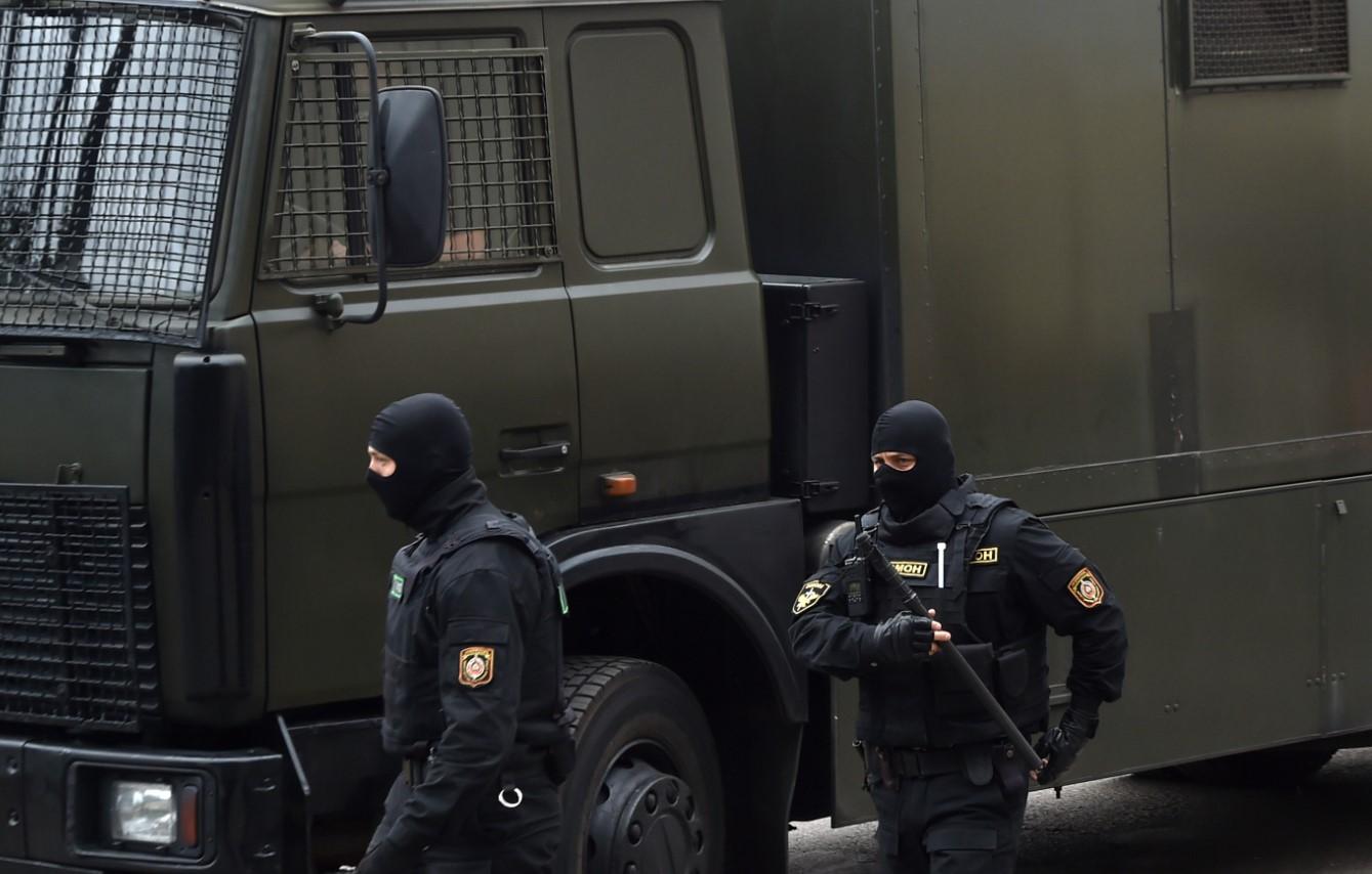U Minsku policija pucala na ljude koji su sa balkona davali podršku demonstrantima