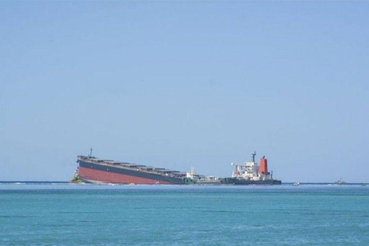 Iz prepolovljenog broda na Mauricijusu cure ogromne količine nafte u more