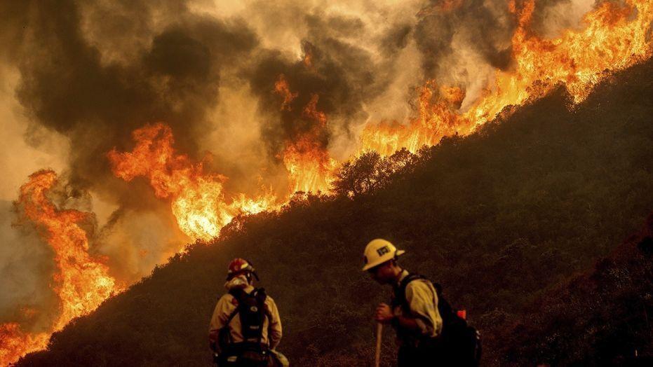 Zastrašujući požari u Kaliforniji: Poginuo pilot helikoptera koji se obrušio, stanovništvo evakuisano