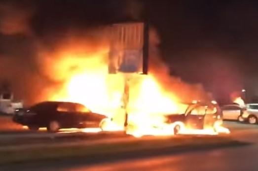 Haos na ulicama Viskonsina: Demonstranti zapalili skoro 100 automobila