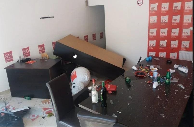 Počelo je: Opozicionari u Pljevljima uništavaju objekte, povrijeđena dva Bošnjaka