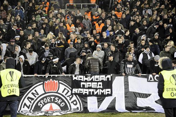 Protest navijača FK Partizan: Oduvijek su najhrabrije zvijeri zatvarane unutar kaveza...