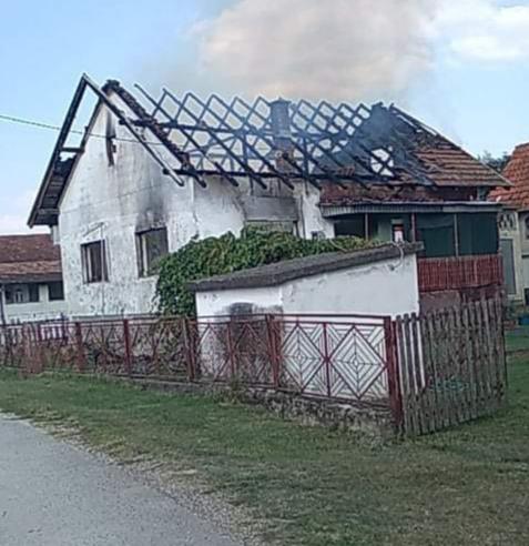 Vatra je vrlo brzo uništila kuću - Avaz