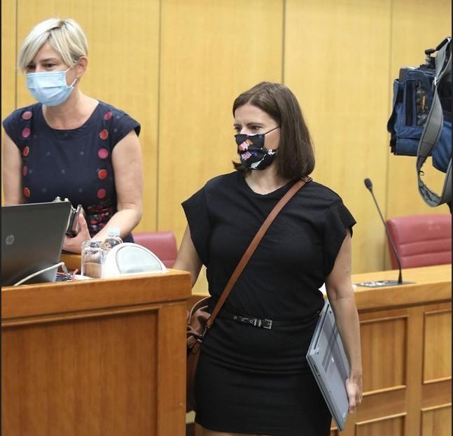 Peović se oglasila nakon optužbi o kršenju kodeksa oblačenja u Saboru