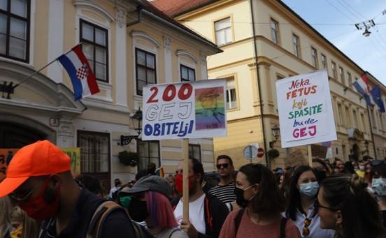 Pogledajte transparente iz Zagreba: "Neka fetus koji spasite bude gej"